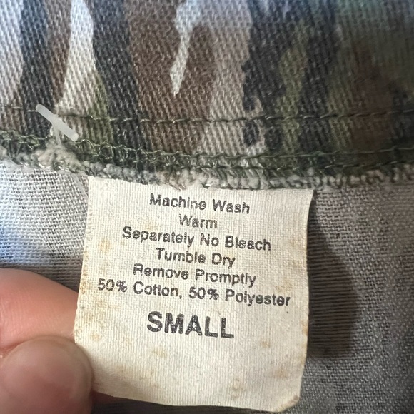 Unisex Vintage/Retro Camo Shacket *does have a small hole that’s pictured* - Picture 3 of 3